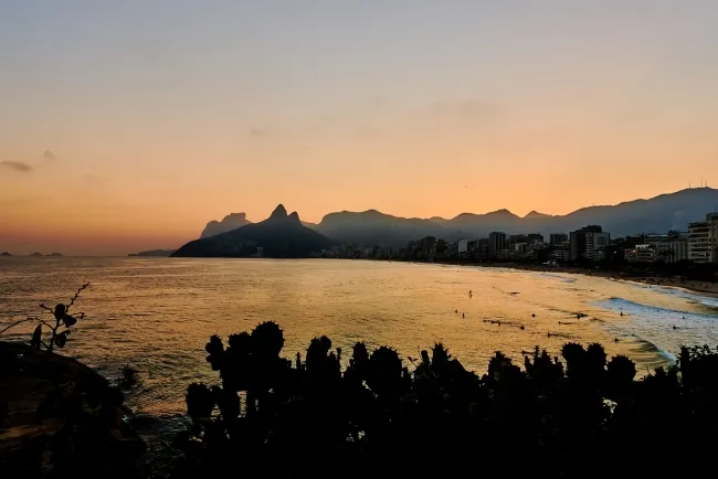 Geceleri Yüzülebilen Plaj: İpanema Plajı/ Brezilya